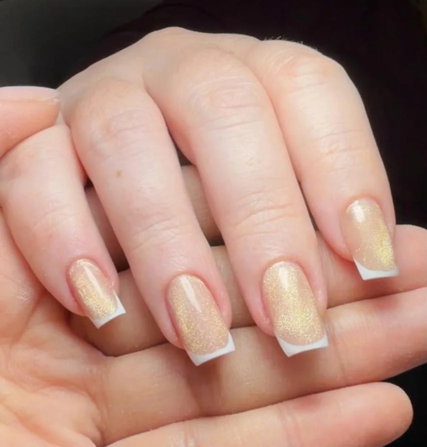 Unhas quadradas com glitter dourado e francesinha branca