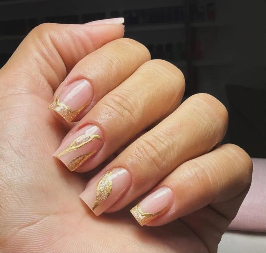 Unhas nude com detalhes em dourado
