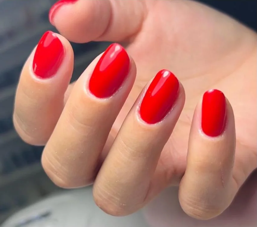 Unhas esmaltadas em vermelho